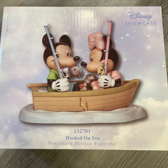 Hooked on You Precious Moments Disney Showcase collection - Picture 2 of 3